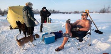 روسي يحتفل بالكريسماس وسط الجليد