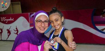 «فريدة» مع والدتها بعد حصولها على الميدالية الفضية