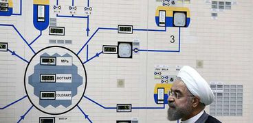 الرئيس الإيراني يتفقد أحد المنشآت النووية الإيرانية