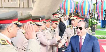 الرئيس السيسي يصافح عددا من قادة القوات المسلحة اليوم