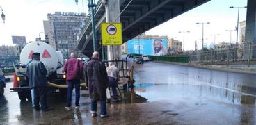بالصور| سيارات الصرف الصحي تواجه الأمطار في القاهرة والجيزة