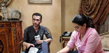 الفنانة وفاء عامر خلال بث مباشر مع الوطن