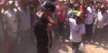 بالفيديو| "للتخلص من الخطايا".. رجال يجلدون بعضهم بالمكسيك
