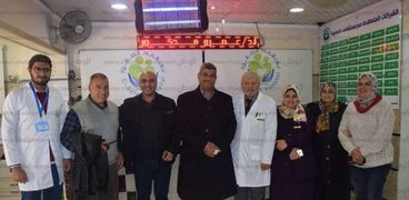"رئيس حي العامرية" بالإسكندرية يزور مستشفى "الصفوة": "عاش يا رجالة"
