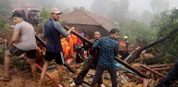 تواصل عمليات البحث عن ناجين في انهيار أرضي بالهند