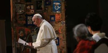 بالصور| البابا فرنسيس يصلي أمام نصب ضحايا هجمات سبتمبر 2001