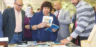إيناس عبدالدايم تتفقد معرض الإسكندرية الدولي للكتاب