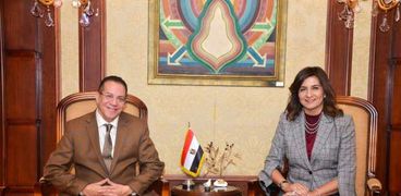 السفيرة نبيلة مكرم مع كرم خليل رجل الأعمال المصري