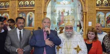 محافظ الإسماعيلية و مدير الأمن يشهدان قداس عيد القيامة المجيد بكنيسة الأنبا بيشوى .