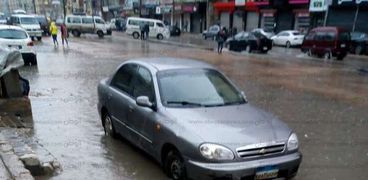 طريق إسكندرية مطروح بالعجمى يغرق في مياه الأمطار