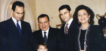 الرئيس الأسبق حسني مبارك في صورة قديمة مع أسرته