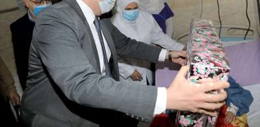 محافظ بني سويف يسلم "هدية الرئيس" للطفلة "شروق" المريضة بالقلب