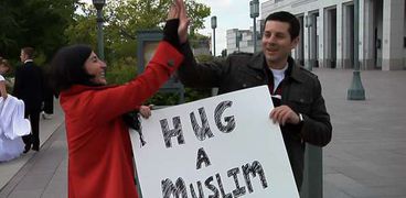 مسلم يعانق المارة في مانشستر