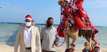 احتفالات السائحين بالكريسماس بشواطئ مرسى علم