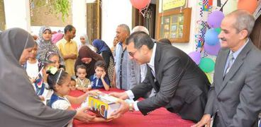 محافظ أسيوط خلال زيارته إحدى دور الأيتام لتهنئة الأطفال بالعيد