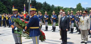 السيسي يضع إكليل زهور على قبر الجندي المجهول في بوخارست