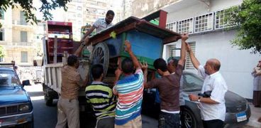 حى وسط الإسكندرية يزيل الافتات القماشية المخالفة والاعلانات