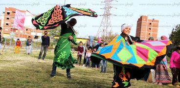 «وائل» وابنه فى أحد عروض «التنورة»