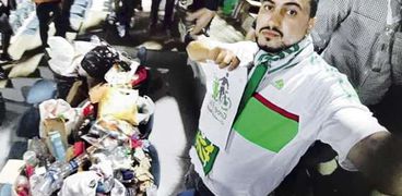 المشجع الجزائرى أثناء تنظيف المدرجات عقب مباراة بلاده