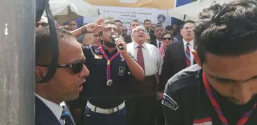 رئيس جامعة عين شمس أثناء تحية العلم