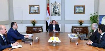 الرئيس خلال اجتماعه مع رئيس الوزراء ووزير التربية والتعليم