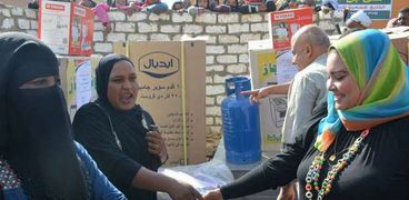قافلة "احنا معاك علشان مصر" توزع 10 أجهزة عرائس بإدفو