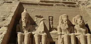 اقبال كبير من الزائرين المصريين علي زيارة معبد ابوسمبل خلال أجازة نصف العام