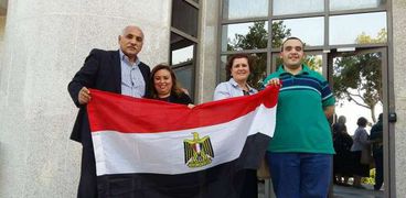 بالصور| تزايد أعداد الناخبين المصريين بالإمارات اليوم وبدء عمليات الفرز