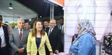 محافظ مطروح ووزيرة التضامن خلال افتتاح معرض ديارنا بمطروح