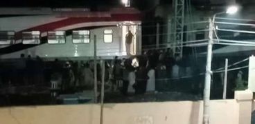 خروج عربة قطار عن القضبان بسوهاج.. والتحفظ على السائق ومساعده (صور)