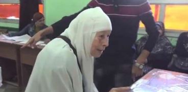 بالفيديو| بعد أن اختارت "حمدي الوزير": مسنة شباب بورسعيد كلهم زلابيا