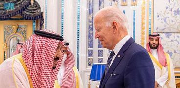 الرئيس الأمريكي بايدن خلال لقائه الملك سلمان في السعودية