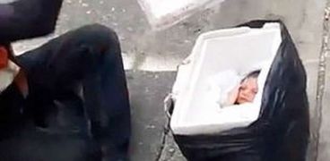 العثور على جثة طفل رضيع باحد صناديق القمامة