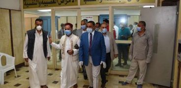محافظ مطروح خلال زيارته مستشفى مطروح العام