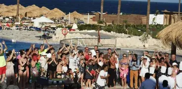 سياح أجانب خلال تواجدهم على الشواطئ المصرية