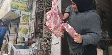 أمينة أجدع جزارة في سوق اللحمة بالدقهلية