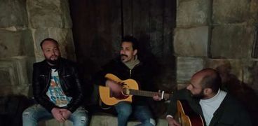3 أصدقاء يغنون في شارع المعز