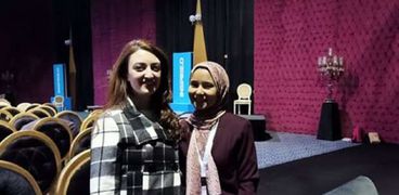 محررة "الوطن" مع مديرة مسرح منتدى شباب العالم ياسمين الجندي