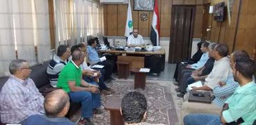 رئيس مياه أسيوط يجتمع بأعضاء مجلس النقابة لبحث شكاوى العاملين والمواطنين