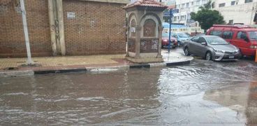 مطار غزيرة تجتاح الإسكندرية وغرق بالشوارع