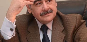 الدكتور علاء عبدالهادى رئيس نقابة اتحاد الكتاب