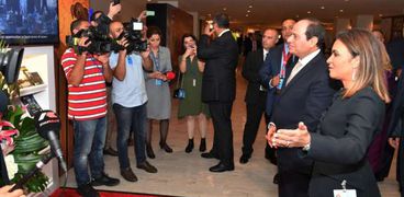 وزيرة الأستثمار بصحبة الرئيس السيسي في افتتاح المعرض المصري