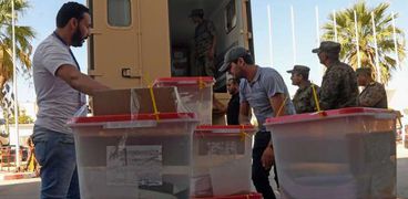 عملية نقل صناديق الانتخابات إلى مراكز الاقتراع في تونس