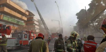 بالصور| مقتل 30 إطفائيا في انهيار بناية شاهقة إثر حريق بطهران