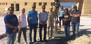 فريق عمل تمثال الفنانة ليلى مراد مع وكيل وزارة الاسكان بمطروح بداية وضع التمثال