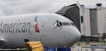 راكب يقتحم قمرة طائرة أمريكية