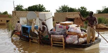 أسرة سودانية تحاول انقاذ ممتلكاتها في السودان