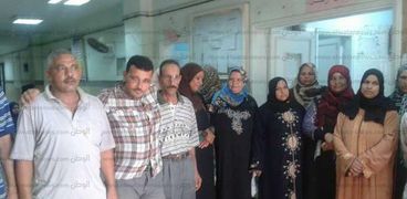 مؤقتو مستشفى كفر شكر بالقليوبية يضربون احتجاجا على خفض رواتبهم
