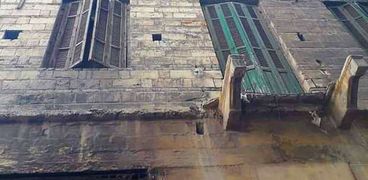 سقوط أجزاء من عقار قديم بوسط الإسكندرية