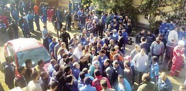 عمال الشركات التابعة لهيئة قناة السويس خلال إضرابهم عن العمل